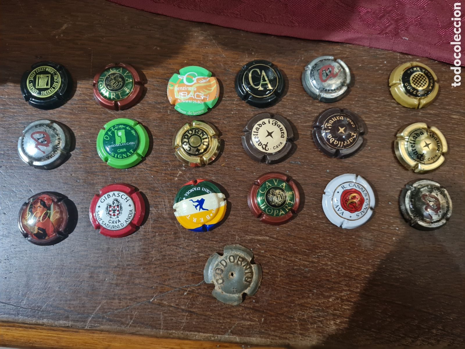Coleccionismo de cava: Lote de 19 chapas de cava Codorniu etc - Foto 1