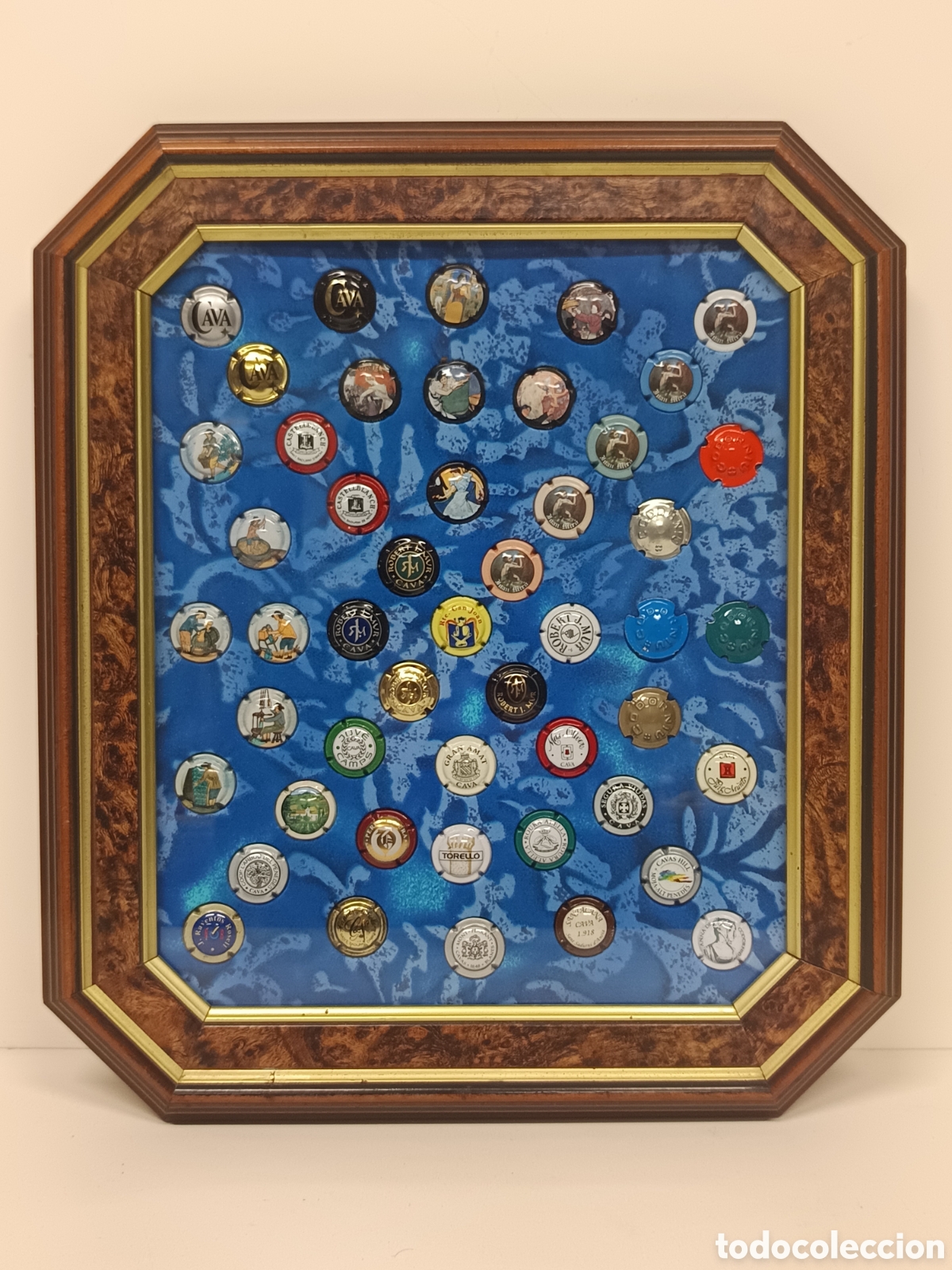 Coleccionismo de cava: Cuadro con colecci&oacute;n de chapas Cava - Foto 1