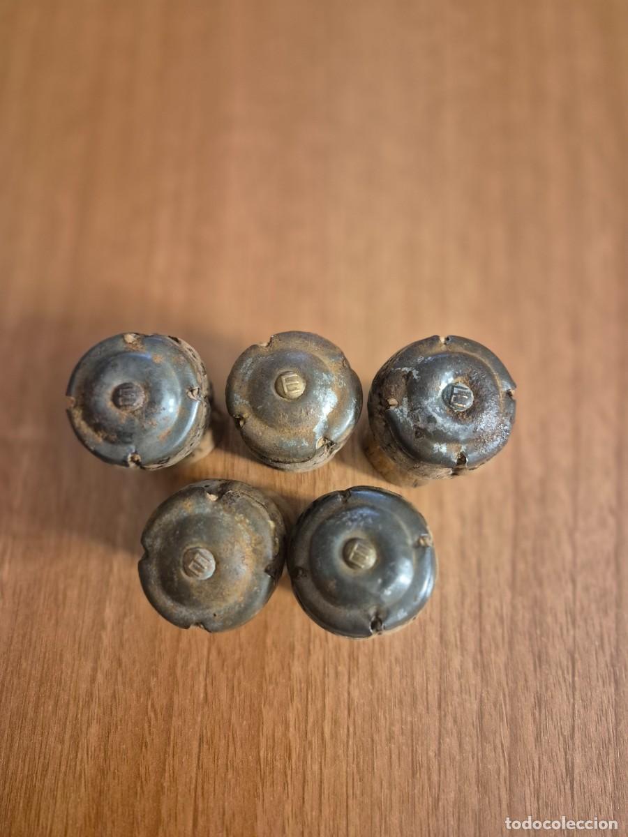 Coleccionismo de cava: LOTE 5 CHAPAS PLACA ENTALLADAS LETRAS E, CON SU CORCHO.