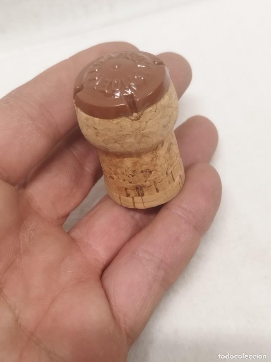 Coleccionismo de cava: Tap&oacute;n con chapa de champagne Moet Chandon. 1983