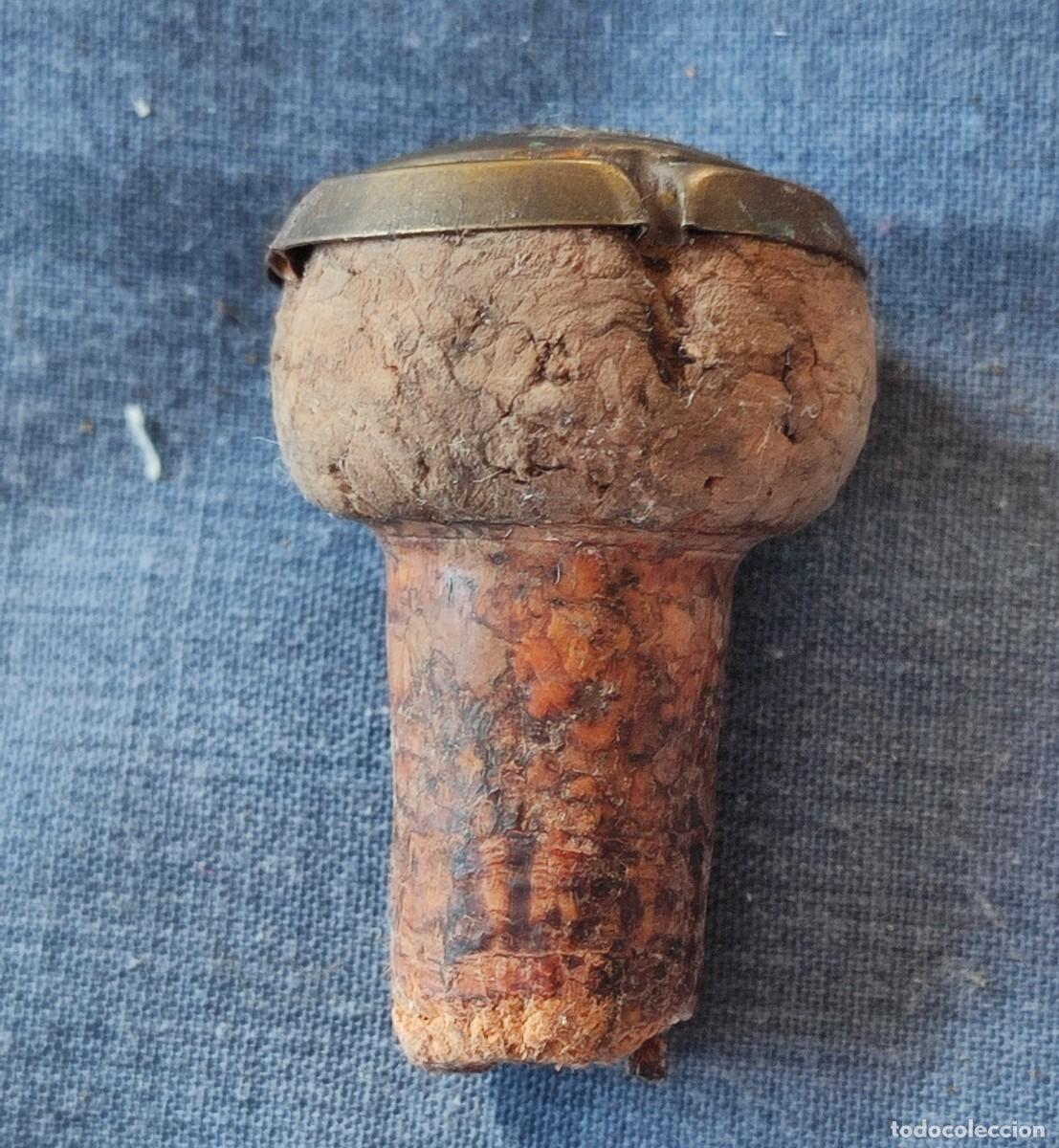 Coleccionismo de cava: ANTIGUEDADES CORCHO ANTIGUO CON CHAPA DE CAVA