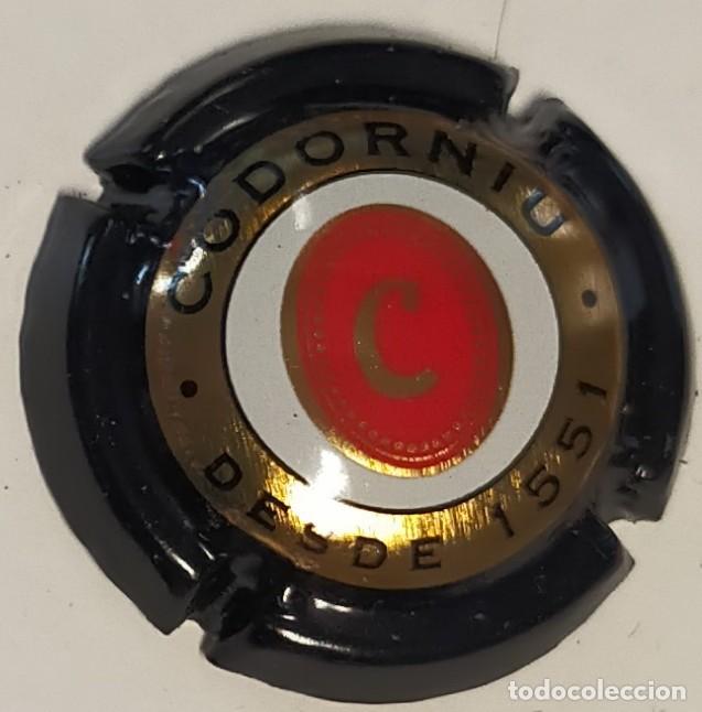 Coleccionismo de cava: PLACA DE CAVA DE CODORNIU CON LA C EN ROJO RODEADO DE LAS LETRAS DE CODORNIU