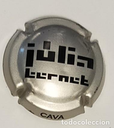 Collectionnisme de cava: PLACA DE CAVA DE JULIA BERNETCON LOGO EN NEGRO Y FONDO GRIS CLARO