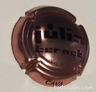 Collectionnisme de cava: PLACA DE CAVA DE JULIA BERNET LOGO EN NEGRO SOBRE FONDO ROSA