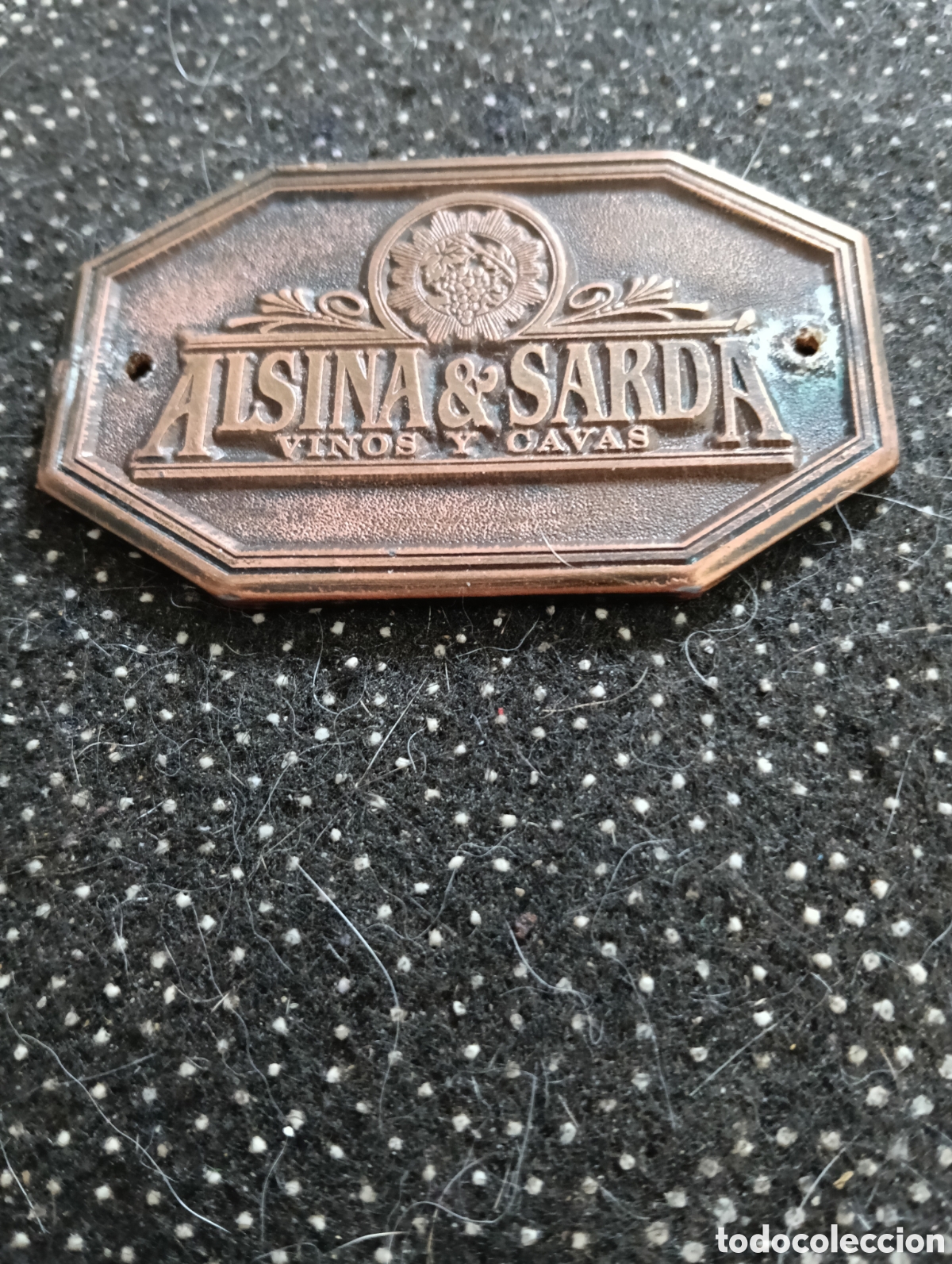 Coleccionismo de cava: Placas de metal de ALSINA & SARDA vinos y cavas, mide 7 x 4,5 cm.