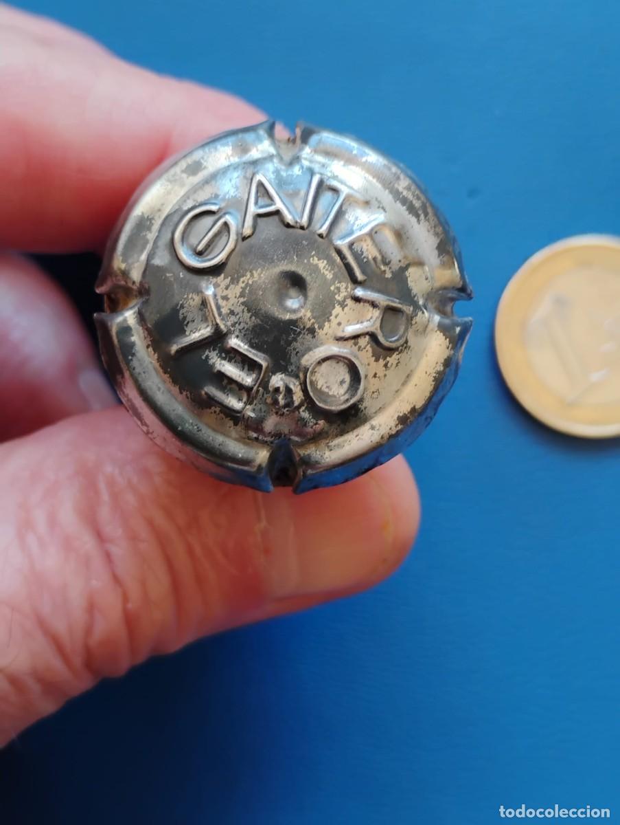 Coleccionismo de cava: ANTIGUA PLACA DE SIDRA EL GAITERO EN SU TAPON ORIGINAL - (ESTAMPADA)