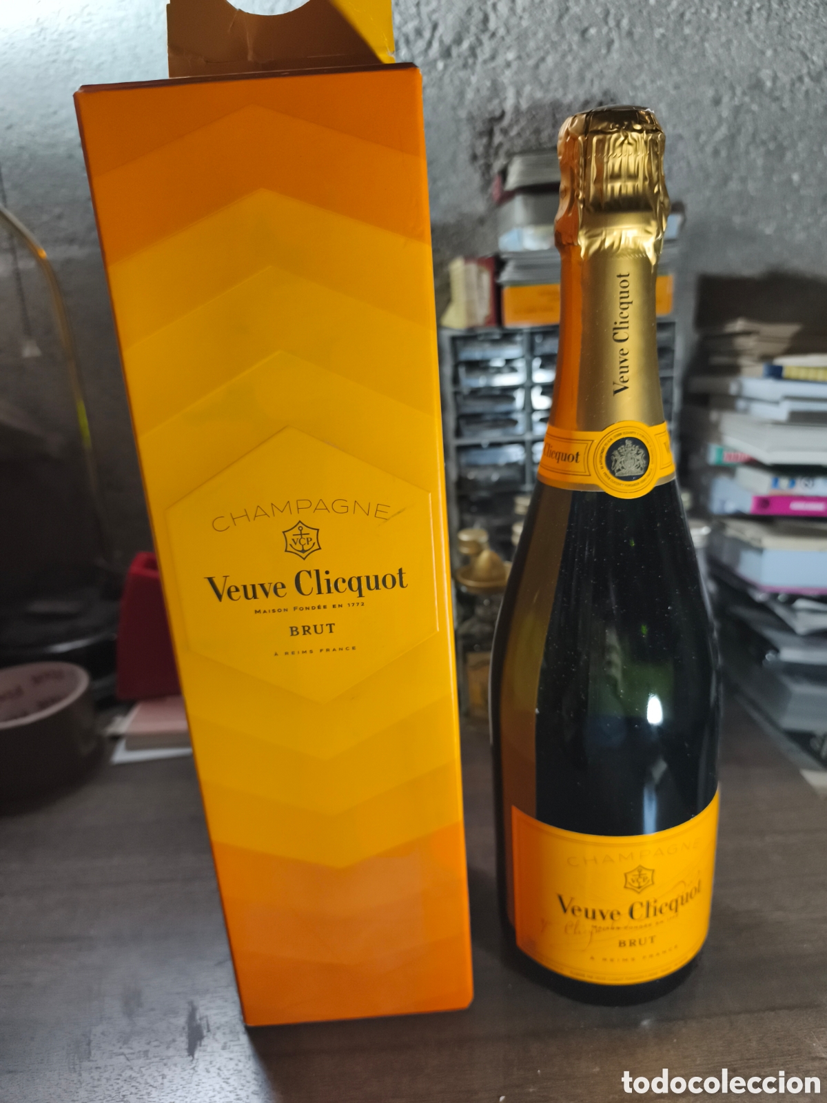Coleccionismo de cava: Antigua botella de Champagne Franc&eacute;s Veuve Clicquot brut llena y cerrada