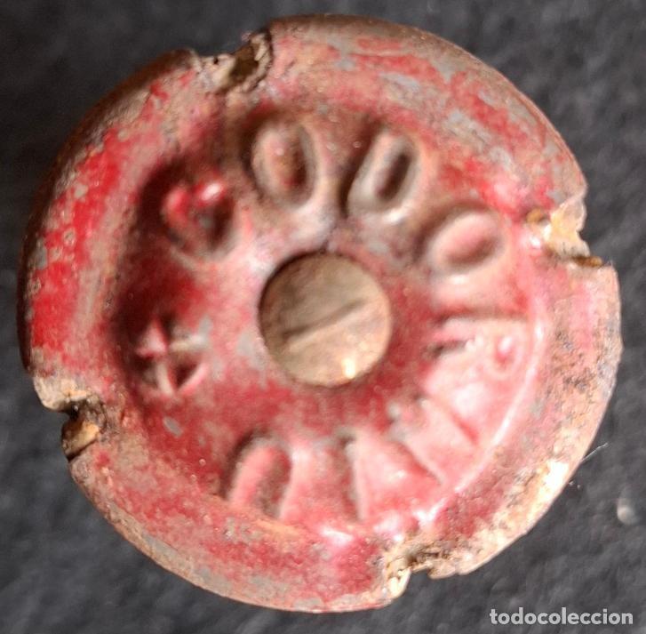 Coleccionismo de cava: (PC-12)PLACA DE CAVA ENTALLADA CON CLAVO CODORNIU ROJA