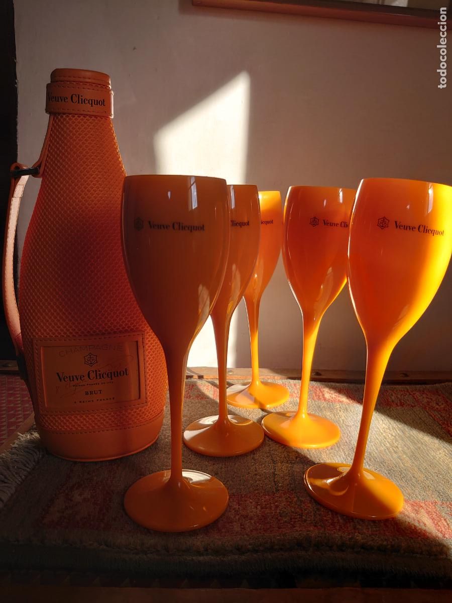 Coleccionismo de cava: LOTE VEUVE CLICQUOT 5 COPAS PICNIC Y FUNDA ISOT&Eacute;RMICA