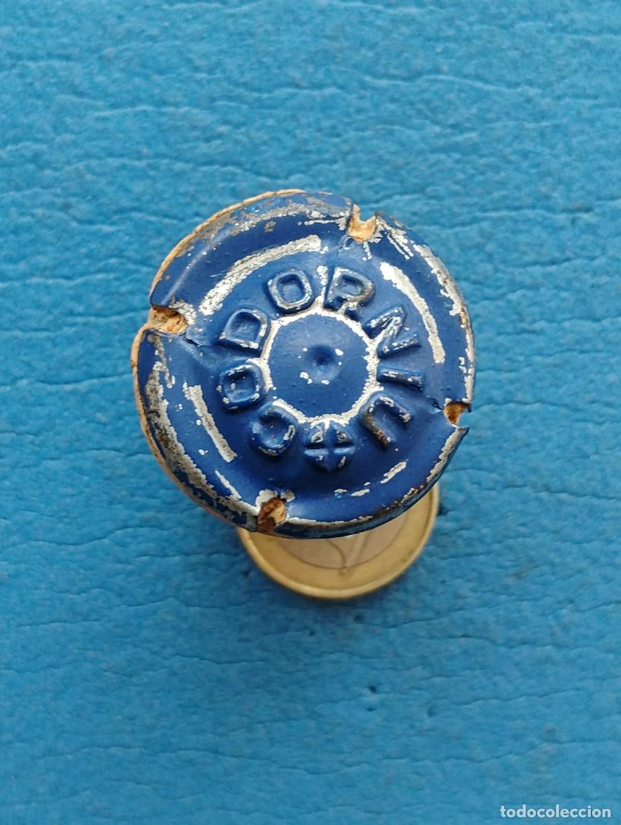 Coleccionismo de cava: ANTIGUA PLACA DE CAVA CODORNIU CON SU TAPON ORIGINAL - (RECORTADA)