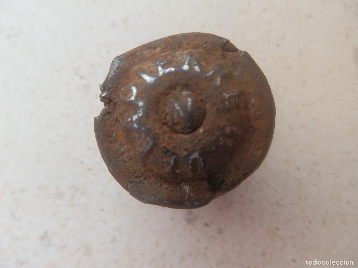 Colecionismo de cava: ANTIGUA PLACA ENTALLADA DE CAVA DELAPIERRE CON UNA N EN EL CENTRO Y EN SU TAPON ORIGINAL