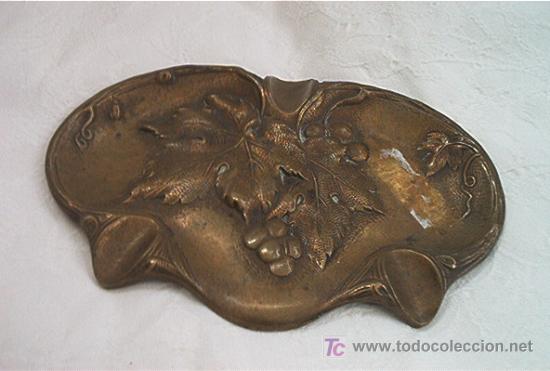 Cenicero modernista de bronce