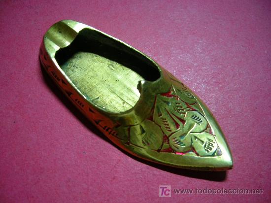 Aschenbecher: ORIGINAL CENICERO DE BRONCE Y ESMALTE EN FORMA DE ZAPATO.