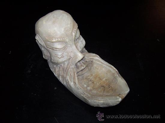 Aschenbecher: Cenicero de estilo oriental. Representa el rostro de un anciano, sabio o monje