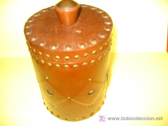 Ceniceros: BOTE PARA EL TABACO DE PIPA EN CUERO Y MADERA CLAVETEADA - Foto 3