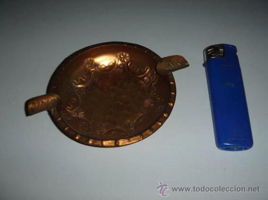 Aschenbecher: Peque&ntilde;o cenicero de cobre.