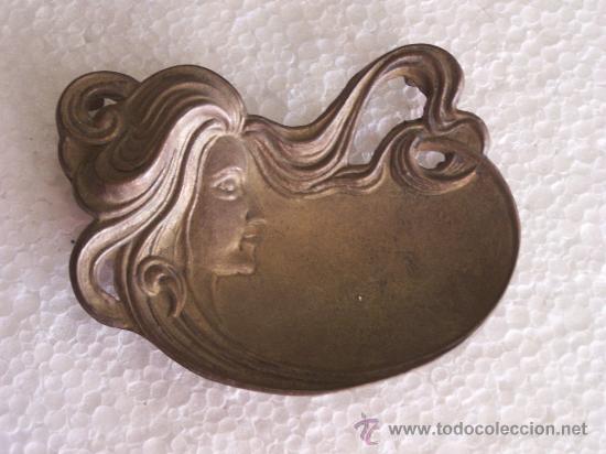 Aschenbecher: cenicero modernista de metal fundicion