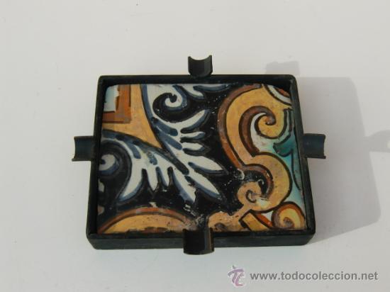 Ceniceros: Cenicero con estructura de hierro sobre baldosa decorada
