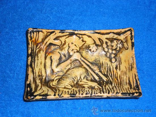 Aschenbecher: CENICERO DE CER&Aacute;MICA CON FIGURA EN RELIEVE DE SATIRO FAUNO CON FLAUTA. MEDIADOS S. XX