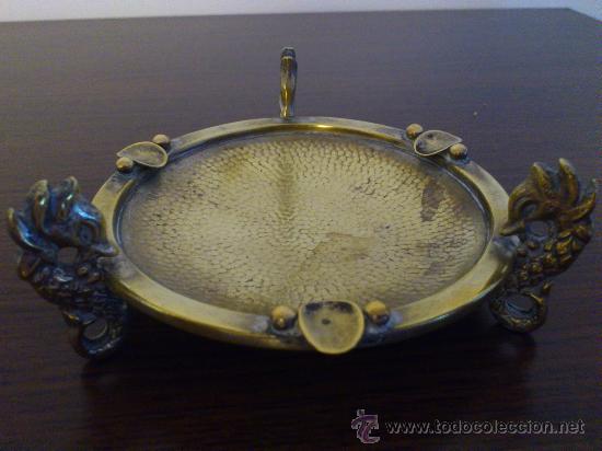 Ceniceros: Antiguo cenicero de bronce en forma de plato sujetado por tres caballitos de mar