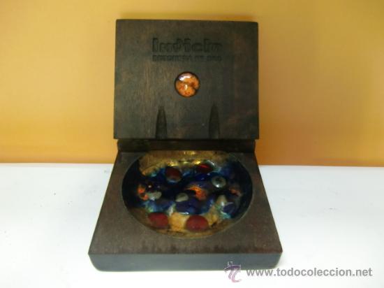 Ceniceros: Cenicero, caja. Esmaltado y en la tapa pone Invictas Botonera de oro