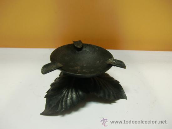 Ceniceros: Cenicero de hierro, base con 3 hojas soldadas a un cuenco