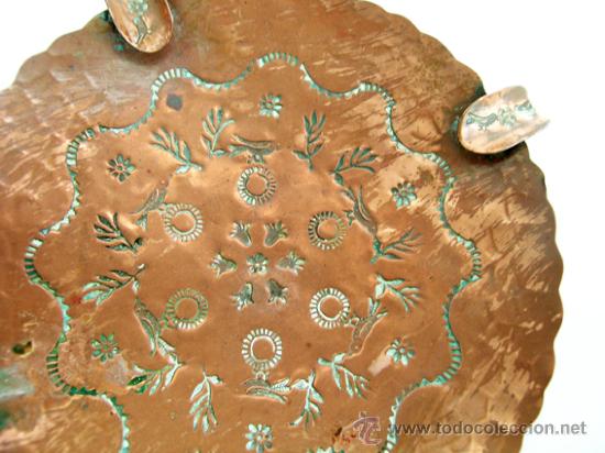 Cendriers: Antiguo Cenicero de Cobre. Decoraci&oacute;n Flores y P&aacute;jaros labrados &middot; 3 patas -- 12cm x 2,5cm