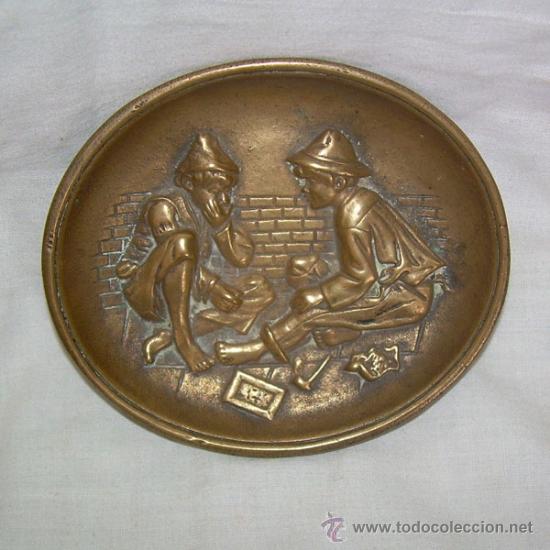 Aschenbecher: ANTIGUO CENICERO DE BRONCE CON RELIEVE - TEMA NI&Ntilde;OS JUGANDO