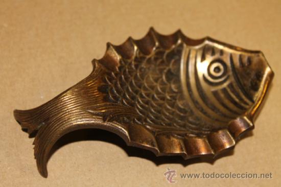 Ceniceros: Cenicero de metal con forma de pez - Foto 1