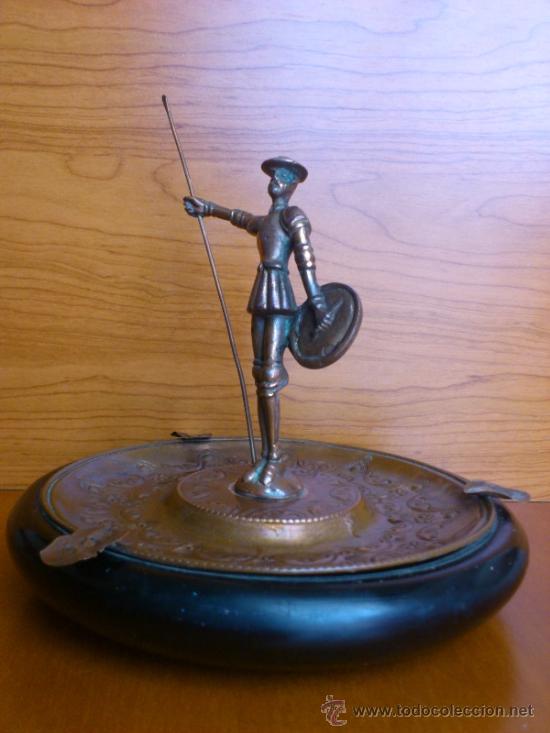Ceniceros: Antiguo cenicero Don Quijote en cobre con base de madera lacada