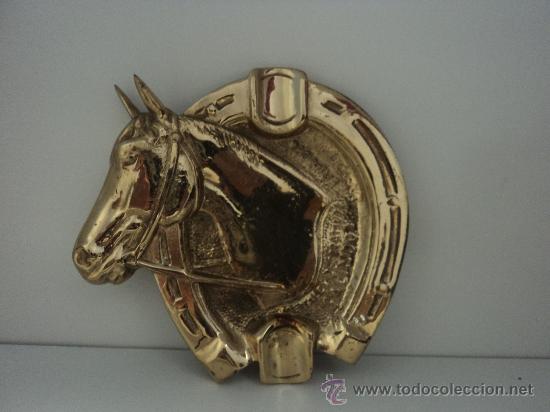 Ceniceros: CENICERO DE METAL CON FORMA DE HERRADURA Y CABALLO DE LA FERIA DEL CAMPO DE 1959
