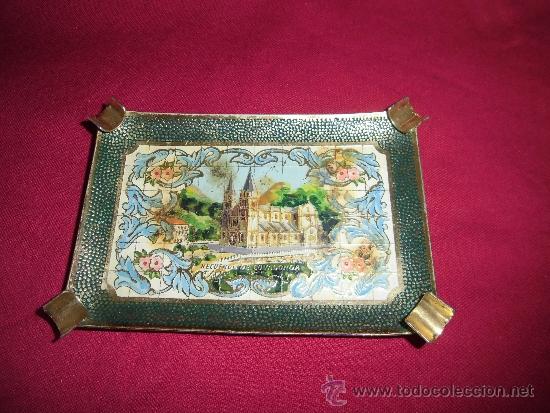 Aschenbecher: ANTIGUO CENICERO ESMALTADO RECUERDO DE COVADONGA