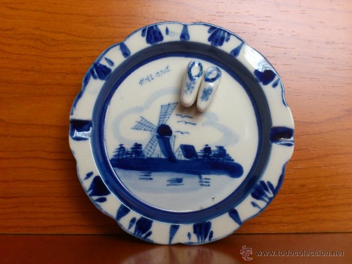 Ashtrays: Antiguo cenicero en porcelana DELFT ( Holandesa ), con zuecos en relieve. 1940-1960