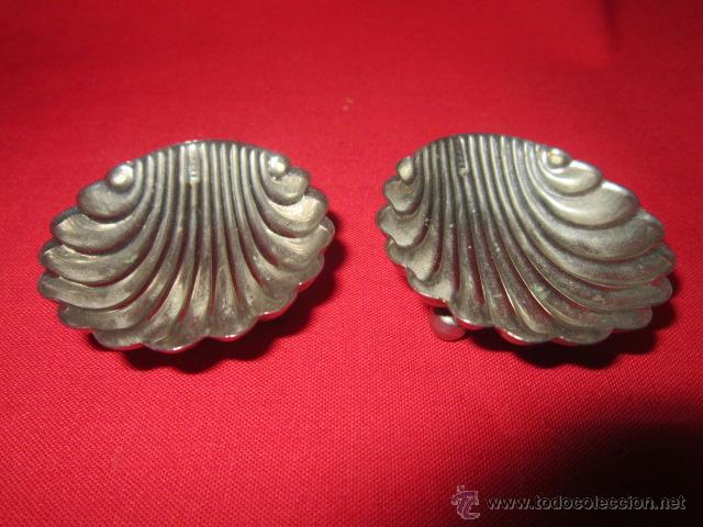 Ceniceros: Pareja de peque&ntilde;os ceniceros en forma de concha realizados en metal.