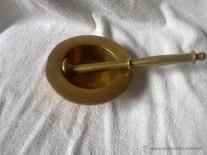 Cendriers: ANTIGUO MORTERO CENICERO DE BRONCE MIDE 12,5 CMS DE DI&Aacute;METRO Y EL MAZO 19 CMS DE LARGO.