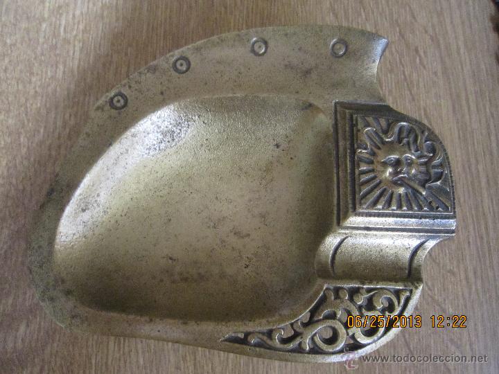Ceniceros: CENICERO DE HIERRO BARNIZADO EN DORADO. M&Aacute;S DE UN SIGLO DE ANTIGUEDAD.