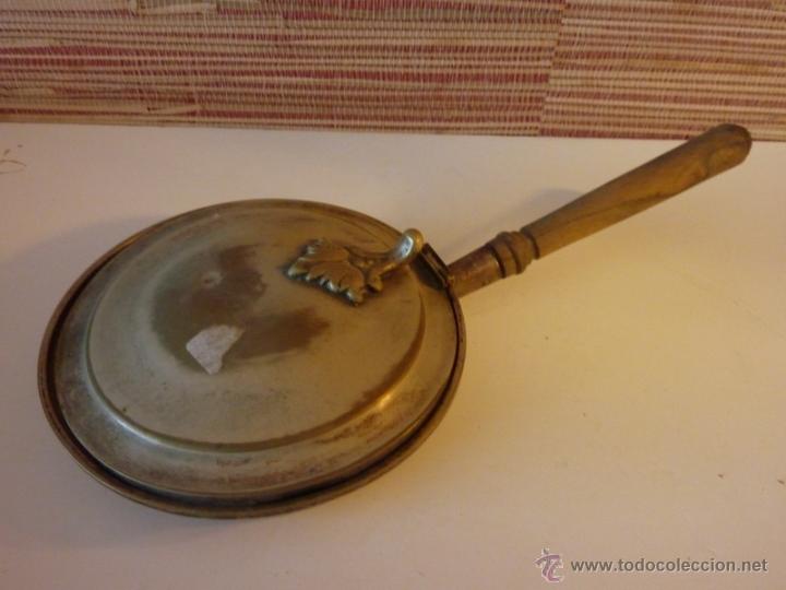 Ceniceros: Antiguo Silent Butler circular en alpaca con mango en madera - Foto 1