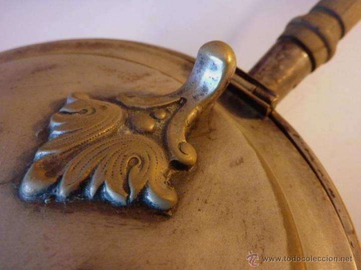 Ceniceros: Antiguo Silent Butler circular en alpaca con mango en madera - Foto 2
