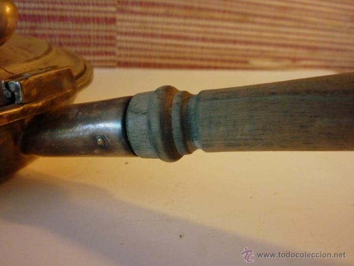 Ceniceros: Antiguo Silent Butler circular en alpaca con mango en madera - Foto 3