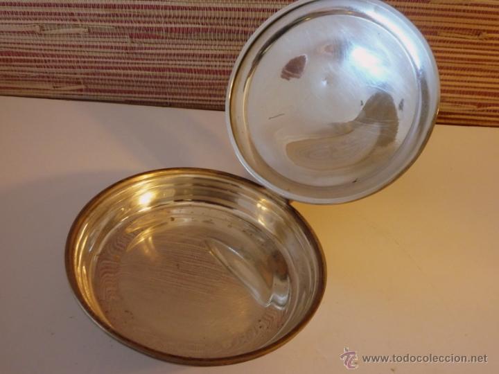 Ceniceros: Antiguo Silent Butler circular en alpaca con mango en madera - Foto 4