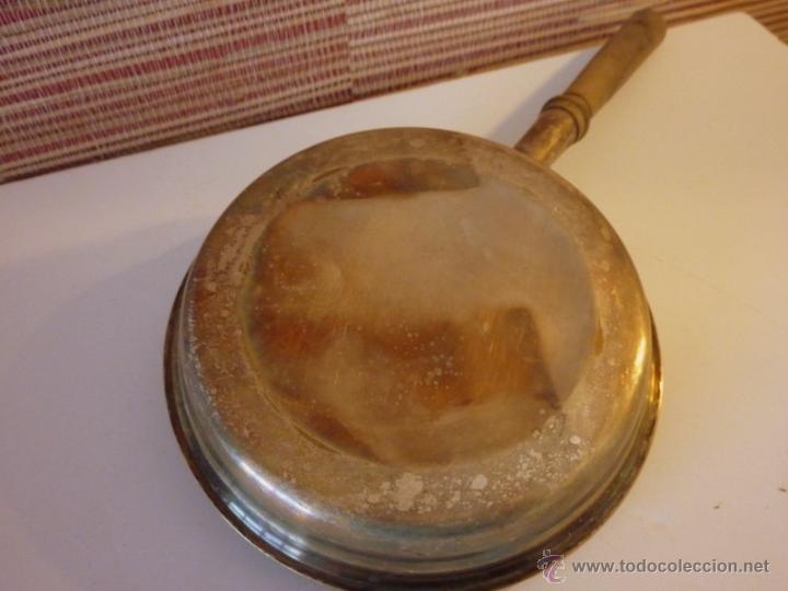 Ceniceros: Antiguo Silent Butler circular en alpaca con mango en madera - Foto 5