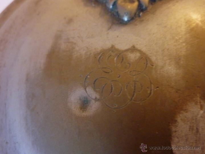 Ceniceros: Antiguo Silent Butler circular en alpaca con mango en madera - Foto 6