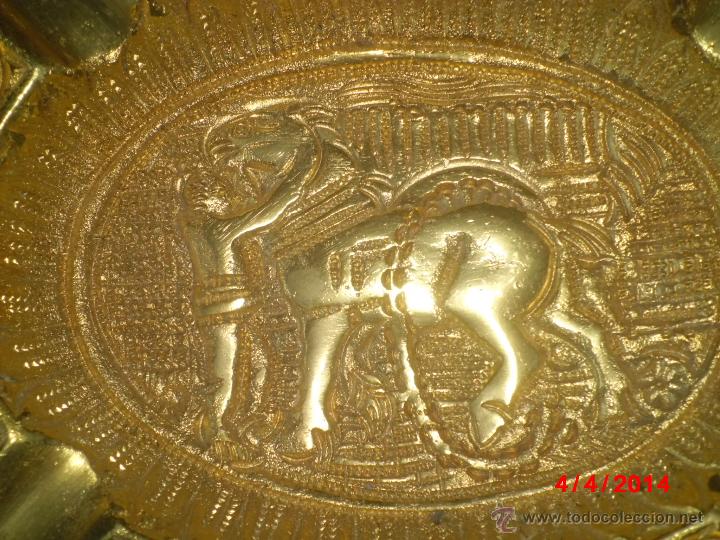 Aschenbecher: CENICERO ANTIGUO DE BRONCE CON DIFERENTES GRABADOS EN RELIEVE.