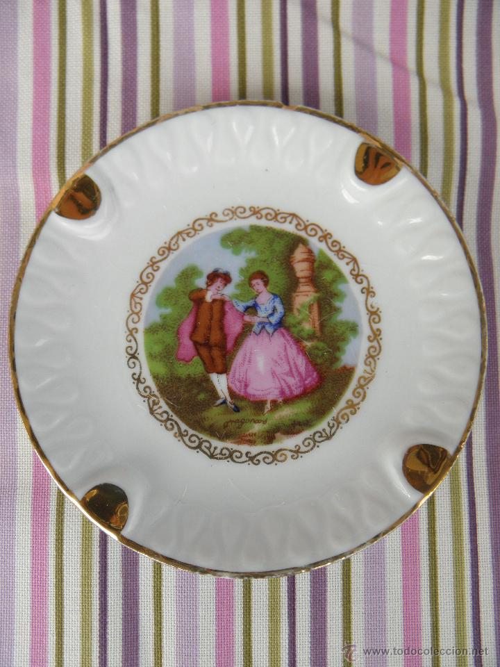 Ceniceros: Antiguo plato decorativo con ilustraci&oacute;n Fragonard, de cer&aacute;mica de 12 cm