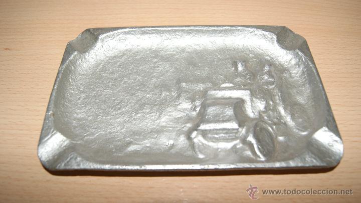 Ceniceros: Cenicero con relieve coche cl&aacute;sico D&acute;RRos&eacute; 234