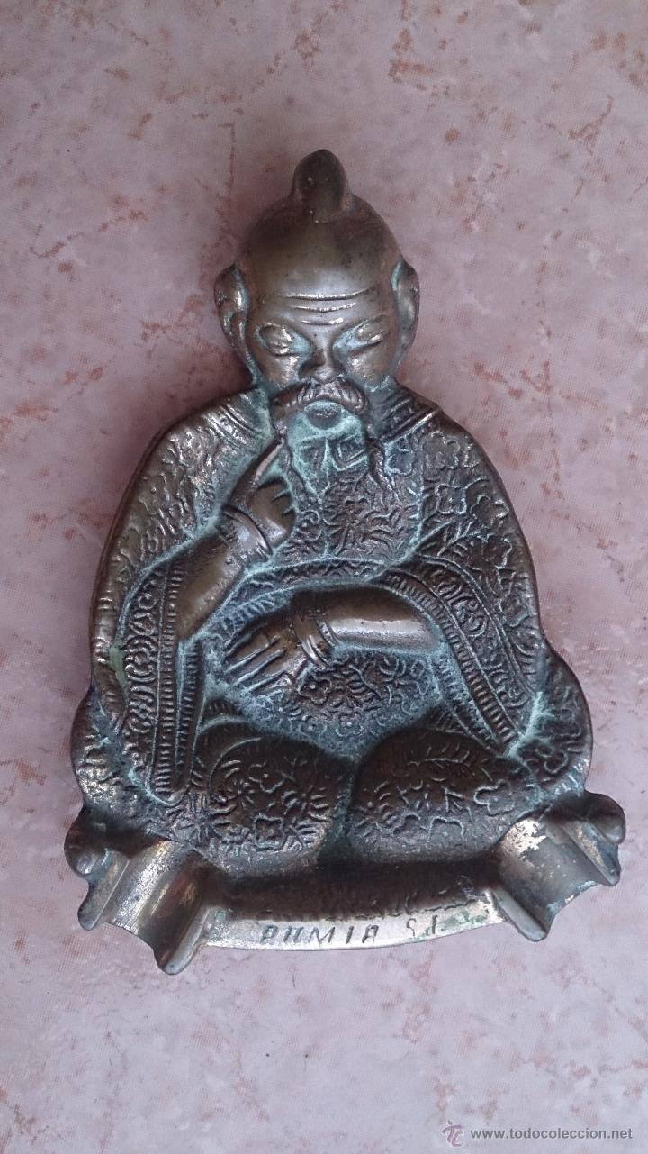 Ceniceros: Antiguo vaciabolsillos con forma de chino mandar&iacute;n en bronce cincelado, epoca art deco .
