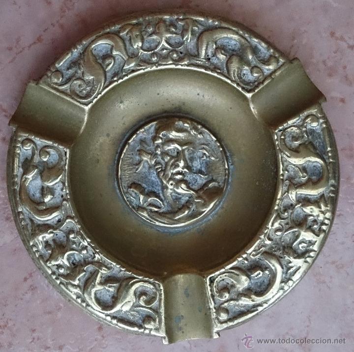 Ceniceros: Antiguo cenicero en bronce con motivos mitol&oacute;gicos cincelados ( F.S.XIX ).