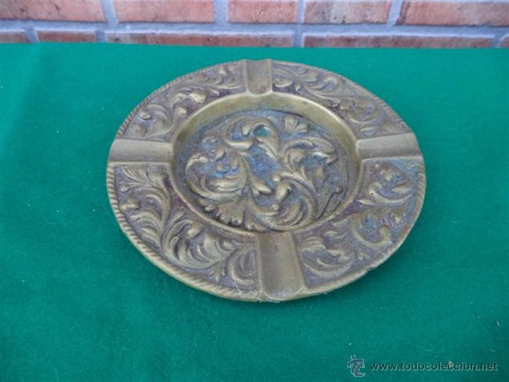 Ceniceros: cenicero de bronce