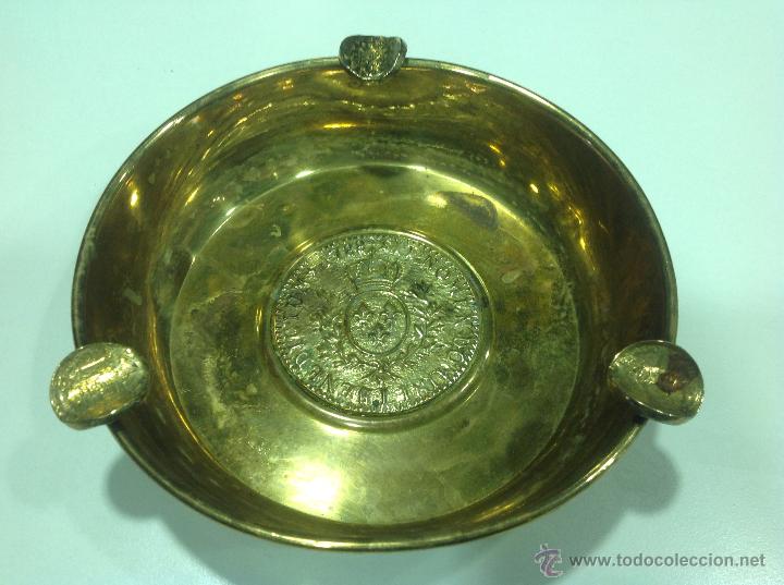 Cenicero de bronce dorado con monedas