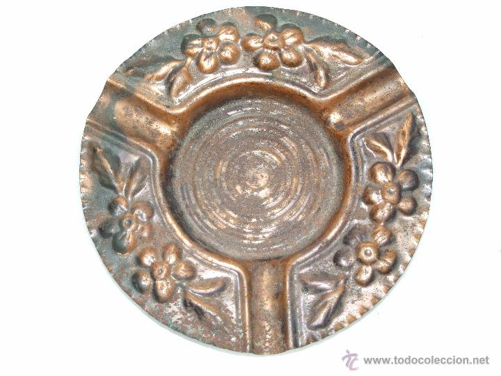 Ceniceros: ANTIGUO CENICERO DE METAL EN RELIEVE - MOTIVOS FLORALES